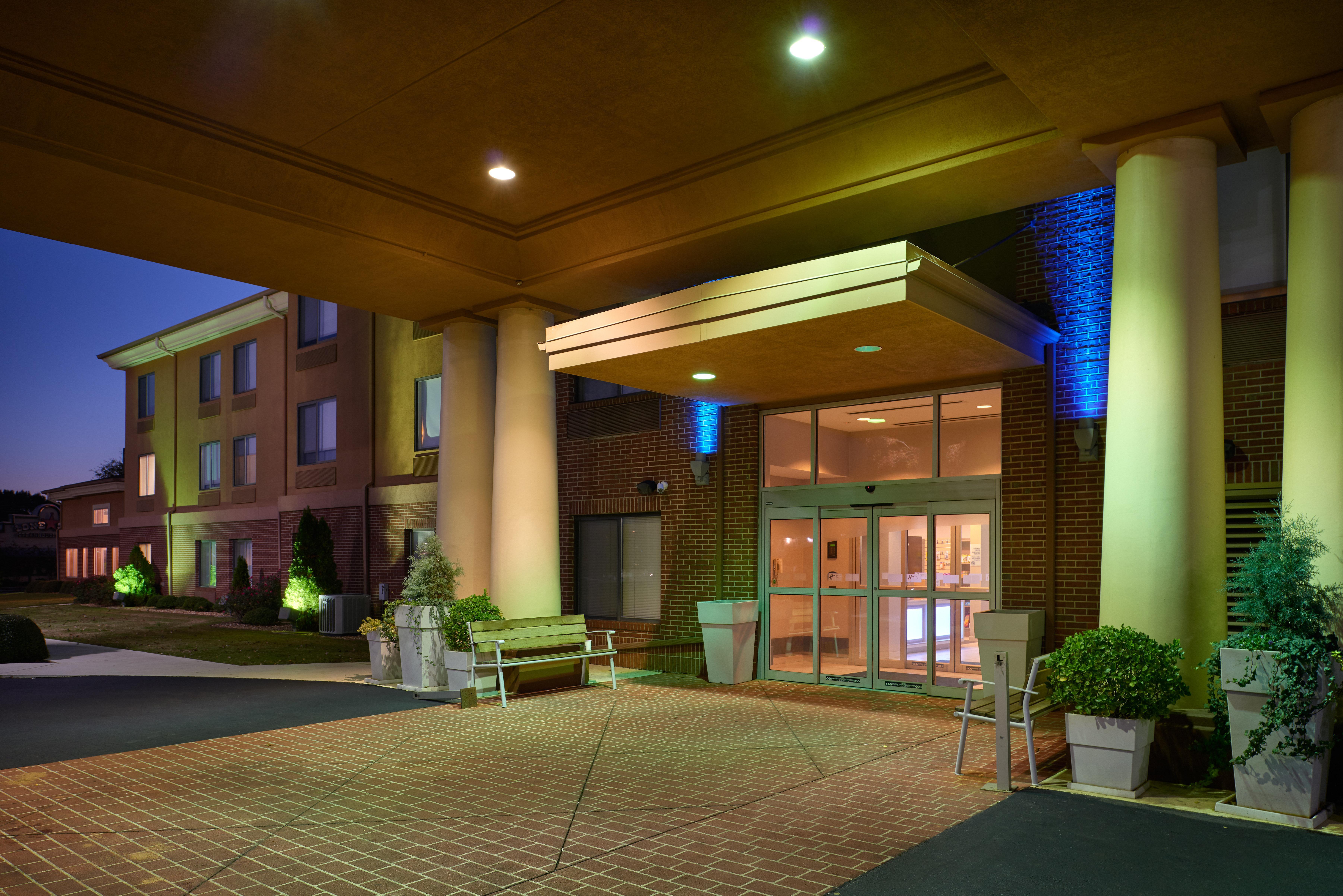 Holiday Inn Express Hotel & Suites Anniston/Oxford By Ihg Exterior foto